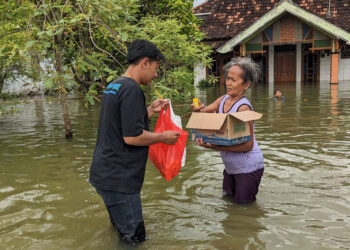 Bantu Korban Banjir, Ayo Berbagi Pati Rutin Salurkan MBG ke Berbagai Desa