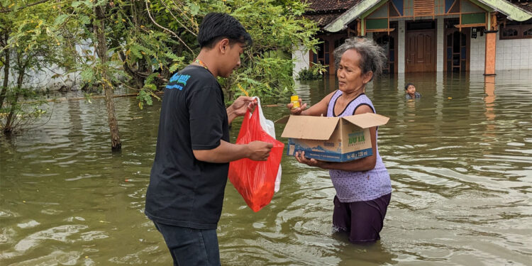Bantu Korban Banjir, Ayo Berbagi Pati Rutin Salurkan MBG ke Berbagai Desa