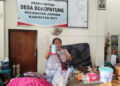 Aktivitas warga terdampak banjir di Posko Pengungsian Desa Doropayung, Juwana, Pati