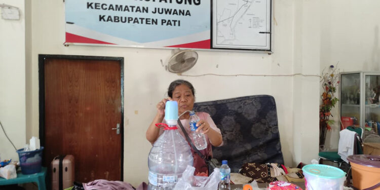 Aktivitas warga terdampak banjir di Posko Pengungsian Desa Doropayung, Juwana, Pati