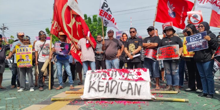 Kawal Sidang Kedua Botok Cs, AMPB Bawa Keranda Simbolkan Matinya Keadilan