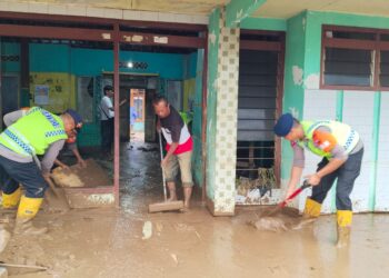 Puluhan Polisi Bantu Bersihkan Lumpur Banjir Bandang di Bulumanis Kidul Pati
