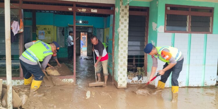 Puluhan Polisi Bantu Bersihkan Lumpur Banjir Bandang di Bulumanis Kidul Pati