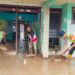 Puluhan Polisi Bantu Bersihkan Lumpur Banjir Bandang di Bulumanis Kidul Pati