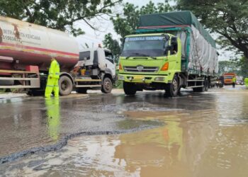 Truk trailer melintasi jalan rusak di Jalur Pantura Widorokandang, Pati