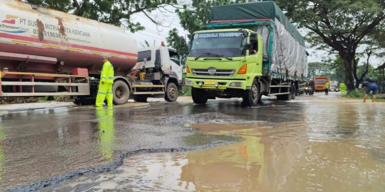 Hati-Hati, Jalan Pantura Pati-Juwana Banyak Berlubang