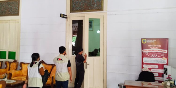 KPK Geledah kantor bupati pati