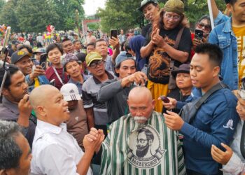 Warga cukur gundul di alun-alun pati