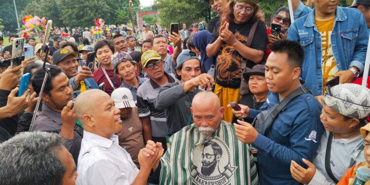 Warga cukur gundul di alun-alun pati