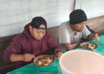 Menikmati Lontong Balungan Mbah Rum yang Legendaris di Kropak Pati