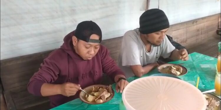 Menikmati Lontong Balungan Mbah Rum yang Legendaris di Kropak Pati