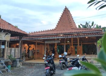 Asyiknya Nyore di Angkringan Semar, Cuma 10 Menit dari Alun-Alun Pati