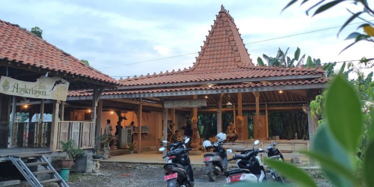 Asyiknya Nyore di Angkringan Semar, Cuma 10 Menit dari Alun-Alun Pati