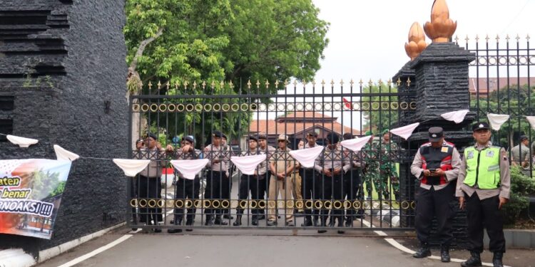 Protes Tarian Seksi di Pendapa Kudus, Puluhan Warga Gelar Unjuk Rasa