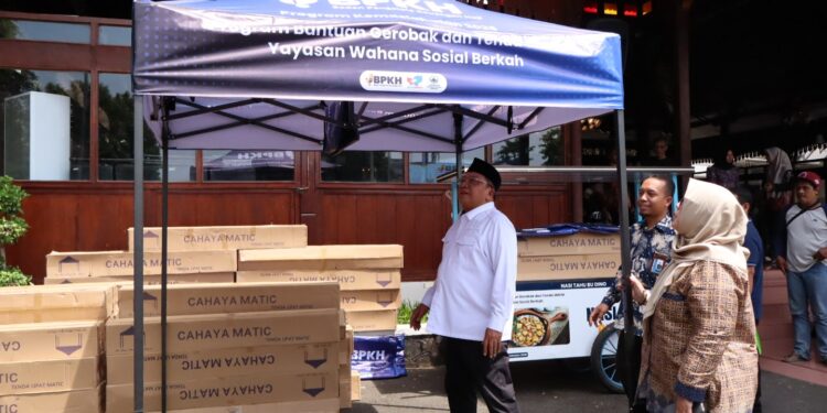 100 PKL Kudus Dapat ‘Kado’ Gerobak dan Tenda