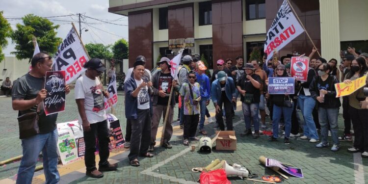 Sidang Kedua Botok Cs, Massa AMPB Sindir Bupati Sudewo dengan Lagu