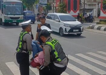 Mobil Tahanan Botok Cs Tabrak Emak-Emak, Korban Dilarikan ke Rumah Sakit