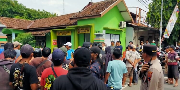 Pedagang Sayur Geruduk Kantor Satpol PP Kudus, Serukan Tolak Relokasi