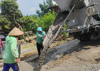 Seorang Petani di Wukirsari Pati Cor Jalan 100 Meter Pakai Uang Pribadi