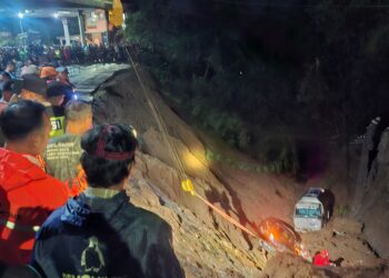 Longsor di Colo Kudus, Mobil dan Truk Tangki Terjun ke Jurang Sedalam 30 Meter