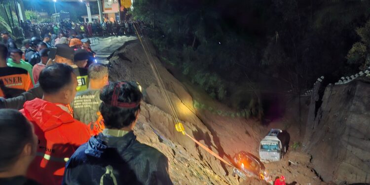 Longsor di Colo Kudus, Mobil dan Truk Tangki Terjun ke Jurang Sedalam 30 Meter