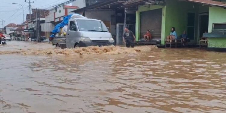 Sungai Piji Meluap, Jalan Alternatif Kudus-Pati Terendam Banjir hingga 50 Cm