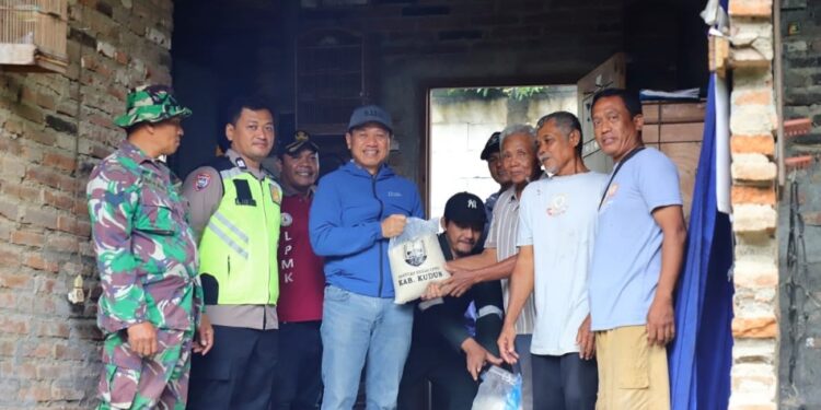 Bupati Sam’ani Lakukan Penanganan Terpadu Rumah Korban Longsor