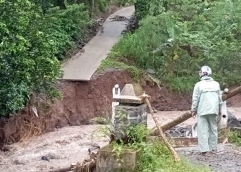 Diterjang Banjir, Jembatan Penghubung Antar-Dukuh di Klakahkasihan Pati Putus