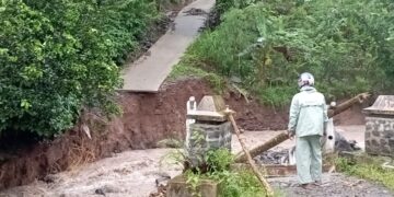 Diterjang Banjir, Jembatan Penghubung Antar-Dukuh di Klakahkasihan Pati Putus