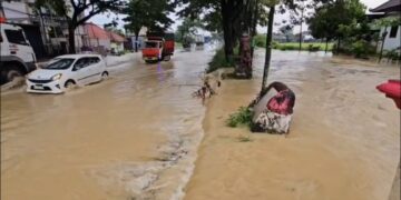 Banjir Rendam Jalan Pantura Batangan Pati, Sejumlah Motor Mogok