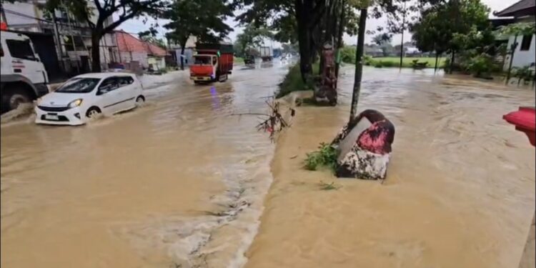 Banjir Rendam Jalan Pantura Batangan Pati, Sejumlah Motor Mogok