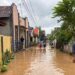 Warga kalidoro Pati berjalan melintasi banjir