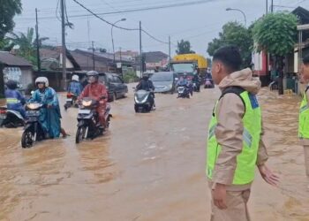 Banjir Rendam Jalur Pantura Ngembal Kudus, Banyak Motor Mogok