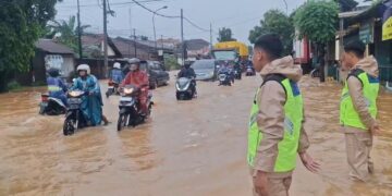 Banjir Rendam Jalur Pantura Ngembal Kudus, Banyak Motor Mogok