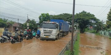 Jalan Pantura Widorokandang Pati Kebanjiran, Kemacetan Mengular hingga 2 Km