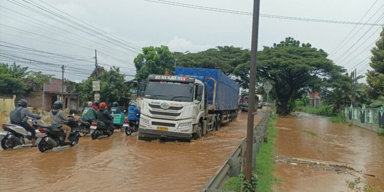 Jalan Pantura Widorokandang Pati Kebanjiran, Kemacetan Mengular hingga 2 Km