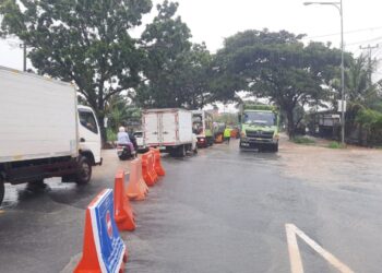 Sejumlah kendaraan melintasi Jalan Pantura Pati-Rembang yang terendam banjir