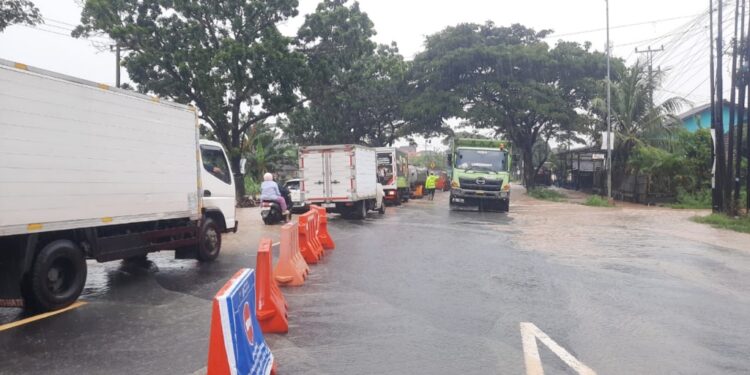 Banjir dan Jalan Rusak, Kemacetan di Jalan Pantura Pati-Rembang Sampai 3 Km