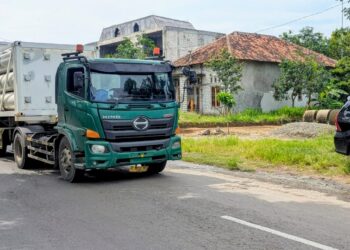 Truk trailer meintasi Jalan Tireman-Japerejo Rembang