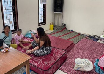 Pengungsi banjir di Desa Doropayung, Juwana, Pati beraktivitas di posko pengungsian