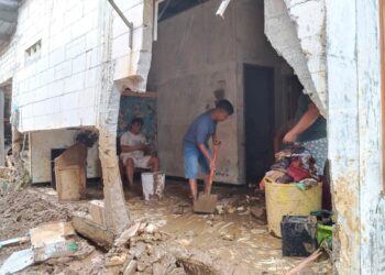 Warga Bulumanis Kidul, Margoyoso, Pati membersihkan sisa banjir bandang