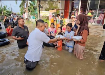 Lindu AJi menyerahkan bantuan pada korban banjir di Bumirejo, Juwana, Pati