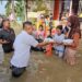 Lindu AJi menyerahkan bantuan pada korban banjir di Bumirejo, Juwana, Pati