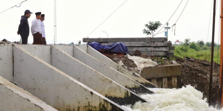 Bupati Sam’ani Pastikan Pintu Air Tanggulangin Beroperasi Maksimal