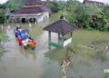 Perjuangan Warga Mintobasuki Pati Terjang Banjir 2 Km Pakai Perahu Demi Antar Jenazah