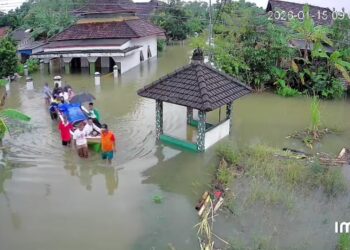 Rekaman CCTV antar jenazah pakai perahu saat banjir di Mintobasuki, Gabus, Pati