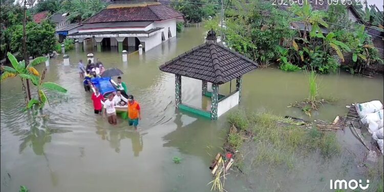 Perjuangan Warga Mintobasuki Pati Terjang Banjir 2 Km Pakai Perahu Demi Antar Jenazah