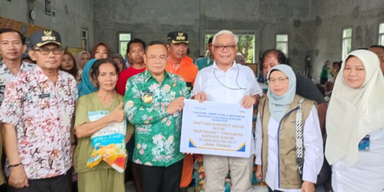 Bulog dan Bupati Pati serahkan bantuan pada korban banjir