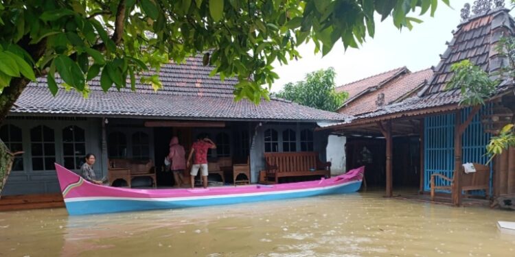 Warga Mintobasuki Pati Terpaksa Berkarib dengan Banjir Tahunan