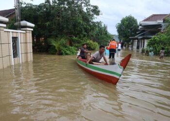 Warga Ngantru Pati pakai perahu untuk aktivitas saat banjir